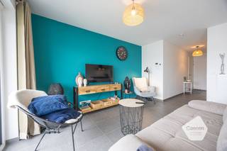 Dit moderne en <strong>instapklare duplex-appartement</strong> is gelegen op de 3de & 4de verdieping in <strong>residentie Modena </strong>te Lombardsijde en ligt op een boogscheut van <strong>strand en zee;</strong> Het recente gebouw werd volledig opgebouwd met <strong>kwalitatieve en onderhoudsvriendelijke materialen</strong> die de duurzaamheid en het esthetische van het gebouw ten volle garanderen en is uitgerust met een <strong>ventilatiesysteem D</strong>; Kortom, u koopt een <strong>energiezuinig appartement </strong>die voor de volgende decennia voldoet aan de normen;<br />Het appartement wordt gemeubeld verkocht en geniet een <strong>zongericht terras </strong>van 8 m2;<br /><br />Indeling: Inkom, open leefruimte met <strong>volledige geïnstalleerde keuken</strong> met aansluitend een berging met <strong>technische aansluitingen</strong> voor bvb wasmachine en droogkast, apart toilet, terras achteraan met zon-oriëntatie ,1x slaapkamer + badkamer met <strong>inloopdouche en wastafel</strong>;<br /><br /><strong><u>Troeven: </u></strong><br />- instapklaar;<br />- EPC-label A;<br />- Bouwjaar 2021;<br />- Meubelen inclusief;<br />- Buiten- en binnenfietsenberging;<br />- Optioneel: Ruime garagebox (50.000 euro);<br /><br />Interesse? Maak asap een afspraak om deze parel vrijblijvend te komen bezoeken. U kan ons steeds bereiken via mail of telefoon;