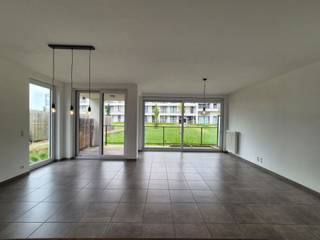 Recent modern appartement omgeven door groen op wandelafstand van het station en grootwarenhuis.Scholen zijn nabij alsook het centrum van Aalter.Met...