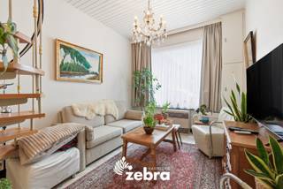 Het bezoekmoment gaat door op zondag 26 april 2026 (enkel op afspraak).-<br /><br />Deze verzorgde woning is gelegen in een rustige en vlot bereikbare buurt, in de nabijheid van winkels, scholen en openbaar vervoer.<br />Ideaal voor starters of investeerders die op zoek zijn naar een woning met potentieel.<br /><br />Bij het betreden van de woning komt u in de inkomhal, die toegang geeft tot de leefruimte. Aansluitend bevindt zich de ruime keuken. Op het gelijkvloers vindt u eveneens de badkamer, uitgerust met een wastafel en douchecabine, alsook een apart toilet.<br /><br />De eerste verdieping omvat drie slaapkamers. Op de tweede verdieping bevindt zich een ruime zolder van ca. 30 m², die tal van mogelijkheden biedt.<br /><br />Buiten beschikt de woning over een terras en een gezellige, zuidgerichte tuin. Daarnaast is er nog praktische bijgebouw aanwezig, ideaal als extra bergruimte.<br /><br />Bestuursmaatregelen in het maatregelenregister: nee<br /><br />Renovatieplicht van toepassing. Door het plaatsen een condenserende gasketel en bijkomende isolatie van het hellend dak, behaalt de woning een EPC-label C.<br /><br /><strong>Ook wild geworden van deze thuis?<br />Twijfel niet langer en leg vandaag nog uw bezoek vast!</strong>