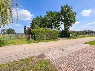 <p>#Maison de vacances verte et agricole sur un terrain de 1183 m² avec beaucoup de sentiment d'île, entourée de prairies ouvertes où les chevaux paissent paisiblement.</p><p>Parfois, c'est tout ce qu'il faut pour devenir complètement 100 % et trouver la paix et la tranquillité. La propriété est entièrement clôturée et équipée d'un grand portail. En vous dirigeant vers le bâtiment, vous remarquerez plusieurs coins agréables le long des côtés pour vous détendre et atteindre un niveau complètement différent. Fini l'agitation terrestre, les nombreux rendez-vous, le stress et bien d'autres choses encore. Ici, vous n'entendrez que les animaux et les bruits de la nature. Le bâtiment basique et meublé est un véritable plus et une valeur ajoutée. On y trouve tout ce dont on a vraiment besoin, mais rien de plus. Dans le hall d'entrée, il y a beaucoup de vitres pour profiter au mieux de l'environnement depuis la chaise longue ou la table, ce qui est également possible dans le salon, mais alors près du chaleureux poêle à bois ou dans un autre coin confortable. Pour se laver et faire pipi, ainsi que pour cuisiner, il y a une cuisine simple avec un coin repas. La chambre à coucher est équipée de plusieurs lits. À l'arrière, il y a des toilettes séparées et une pièce de rangement où se trouve le générateur d'électricité. Il y a un captage d'eau et des panneaux solaires, et il est possible de raccorder l'électricité au réseau. </p><p>À l'extérieur, il y a un étang, mais il est actuellement à sec. L'atmosphère est déjà là, il suffit maintenant de le remplir d'eau et le plaisir peut commencer :)</p><p>Le plan d'urbanisme est en cours de demande. les plans se trouvent sur notre site web Vg, Ag, Gvkr, Gvv, Gmo, P-score : A, G-score : A. <br />Officiellement autorisé comme bergerie et aucune domiciliation ou habitation permanente n'est possible. Également connu sous le nom cadastral de Neerstraat 22 +</p><p>Toutes les informations sont toujours sous réserve d'erreurs matérielles et/ou de modifications. Les surfaces mentionnées sont purement indicatives.<br />Il ne s'agit pas d'une offre, mais d'une proposition de négociation.</p>