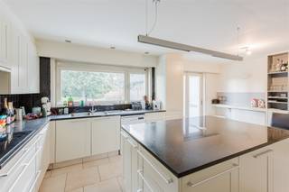 Parel in de dorpskern van Kalken!Deze statige woning werd gebouwd in 1975 en beschikt over een perceeloppervlak van 2840 m²!Het betreft een...