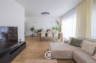 <p>Gelegen in de Engelbert Van Arenbergstraat bevindt zich dit aangename appartement op de eerste verdieping. Dankzij de uitstekende ligging nabij het station Gent-Dampoort geniet u hier van een vlotte verbinding en bevinden winkels, scholen en andere dagelijkse voorzieningen zich op korte afstand.</p><p>Via de inkomhal met praktische bergruimte betreedt u de lichtrijke leefruimte. Aansluitend treft u de uitgeruste keuken.<br />Verder beschikt het appartement over twee volwaardige slaapkamers en een badkamer uitgerust met een ligbad en toilet.</p><p>Dit appartement is de ideale opportuniteit voor wie wil wonen op een uitstekende locatie in Gent, als ook voor investeerders.</p><p>Benieuwd naar wat deze eigendom u nog meer te bieden heeft? Contacteer ons voor het inplannen van een bezoek!</p>