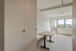 <p>Dit goed gelegen appartement onderging een totaalrenovatie en werd afgewerkt met smaak en kwalitatieve materialen. De functionele indeling en het maatwerk maken dit tot een prachtig stadsappartement geschikt voor eigen bewoning of als een prima investering voor verhuring. Unieke kans voor zowel starters als investeerders!<br /><br />Bestaande uit een inkomhal met een branddeur(wordt nog geplaatst) en een vestiairemeubel met kasten. De keuken is volledig ingericht, op maat gemaakt en voorzien van alle modern comfort waaronder plaats en aansluiting voor een wasmachine. De leefruimte is lichtrijk en voorzien van een zitbank met tafel en inbouwkasten. Het terras is goed georiënteerd en biedt een mooi zicht over het centrum. <br />De slaapkamer is afgesloten, voorzien van ingebouwde vestiairekasten en een lichtstraat en heeft rechtsreeks toegang tot de badkamer. De badkamer is voorzien van een raam waardoor deze gemakkelijk geventileerd kan worden, een inloopdouche, een wastafel in een op maat gemaakt meubel, een (hang)toilet en een handdoekradiator.<br /><br />Eerste bewoning na renovatie! Verlichting voorzien!<br /><br />EPC 161kWh(B-label)! Elektriciteit conform! Asbestveilig!<br /><br />Indien u dit leuke appartement graag bezoekt dan kan u mij steeds bereiken via arnaut@immojanstas.be of op 0495/292080.<br /><br />Bijkomende info (EPC, bodemattest, elektriciteitsattest, enz...) kan U hier downloaden ↓</p>