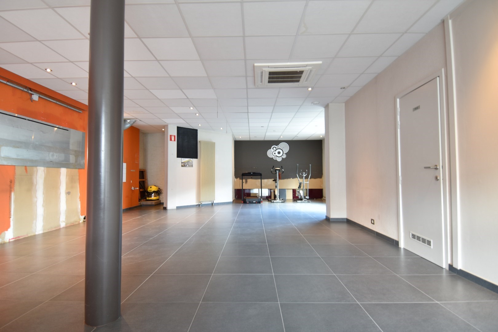Handelspand op commerciële ligging met bovenliggend 3-slaapkamer appartement te Bissegem - foto 2