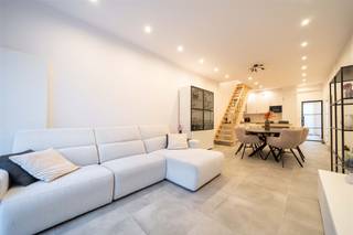 Volledig gerenoveerde woning in Aarschot te koop.Je komt de woning in de inkomhal met toilet en ruime berging/wasplaats, vervolgens kom je in...