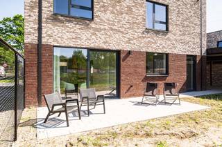 <p>Deze moderne open bebouwing met eigen carport in De Kom in Leopoldsburg bevindt zich op een rustige ligging vlakbij de jachthaven, met aangename zichten op het water en een open, groen karakter.</p>
<p>Met een bewoonbare oppervlakte van ca. 197,21 m² beschikt de woning over een ruime en lichtrijke leefruimte met open keuken, drie volwaardige slaapkamers en een nette badkamer. Dankzij de grote raampartijen geniet u van een mooie lichtinval en een directe connectie met het terras en de ruime tuin van 87,19 m², gelegen op een perceel van 284,40 m², ideaal om in alle rust te ontspannen.</p>
<p>De woning is afgewerkt met kwalitatieve, moderne materialen en werd energiezuinig gebouwd, wat zorgt voor hedendaags comfort en een duurzaam karakter. In combinatie met de vlotte bereikbaarheid en de nabijheid van winkels, scholen en ontspanning, maakt dit deze woning bijzonder geschikt voor wie op zoek is naar instapklaar wooncomfort op een aangename locatie aan het water.</p>