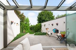 Op een centrale locatie te Wilrijk vinden we deze instapklare gerenoveerde woning met 3 slaapkamers en charmante stadstuin. U bevindt zich hier op wandelafstand van supermarkten, eet-en drankgelegenheden, winkels, scholen, het openbaar vervoer alsook het Park Van Eeden. De A12, de oprit van de E19 alsook het Universitair Ziekenhuis Antwerpen bereikt u binnen de 5 à 10 minuten met de auto.<br /><br />Benieuwd naar deze woning? Klik hier voor een prachtig vogelperspectief!<br /><br />We betreden deze instapklare woning via de royale inkom met apart gastentoilet en ruimte voor een bureau. Via de traphal, met een prachtig hoog plafond, en langs de vestiaire komen we in de lichtrijke leefruimte. De open keuken is mooi geïntegreerd in het geheel en is voorzien van de nodige toestellen. Via de leefruimte bereiken we de tuinkamer die fungeert als verlenging van het wooncomfort naar buiten toe. In de charmante tuin met terras en tuinhuis kan u steeds in alle rust en privacy genieten van het mooie weer. Verder beschikt het gelijkvloers nog over een berging met aansluiting voor wasmachine en droogkast, alsook de toegang naar de kelderruimte. Op de eerste verdieping komen we bij 3 slaapkamers, een apart toilet alsook de badkamer, voorzien van dubbele lavabo en douchebad. Op de overloop in de vide kan u eveneens een bureauruimte inrichten. De woning is uniek door zijn verschillende dakkoepels, hoge plafonds en zonnepanelen. <br /><br />Bij interesse kan een overdekte autostaanplaats op 200m van de woning extra aangekocht worden voor 22.500 euro.<br /><br />Dit is een uitstekende opportuniteit als u op zoek bent naar een instapklare woning met 3 slaapkamers en charmante stadstuin op een centrale locatie te Wilrijk. Contacteer ons voor meer informatie op 0472 82 80 66 of neem een kijkje op www.boonstravastgoed.be. <br /><br />Bijzonderheden:<br />- Uniek karakter<br />- Gezellige stadstuin<br />- Gunstige EPC score B