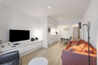 Deze TOP-locatie te Middelkerke is de grootste troef van dit gerenoveerd, instapklaar appartement. Met frontaal zeezicht, zicht op het strand, zeedijk en het vernieuwde casino ligt dit appartement dichtbij invalswegen, openbaar vervoer en het centrum van Middelkerke. Het appartement ligt op de 7de verdieping in residentie "Islamorada"Indeling:Je komt binnen in de inkomhal met ruime gang die toegang geeft tot een lichtrijke woonkamer met open modern geïnstalleerde keuken die voorzien is van alle nodige toestellen (combi oven-micro, vaatwasmachine, koelkast)In de badkamer is er een inloopdouche en enkele wastafel in een meubel. Verder vind je er 2 slaapkamers (slaapkamer 1 = 11m², slaapkamer 2 = 9m²).Er is een apart gastentoilet. In de kelder is er een private bergplaats en een fietsenberging. Mogelijkheid om de meubelen over te nemen.Geen renovatieplicht. P-score en G-score: A.Bevindt zich niet in een risicozone voor overstromingen. Zeer gunstig EPC B!Geen voorziene extra kosten.Ideaal als investering.Interesse? Plan je bezoek in via Dewaele.com!Ook mogelijk van het huurdersbestand over te nemen (Bruto opbrengst 16000 euro per jaar!)De algemene voorwaarden van Dewaele DIY kunt u steeds raadplegen via dewaele.com.