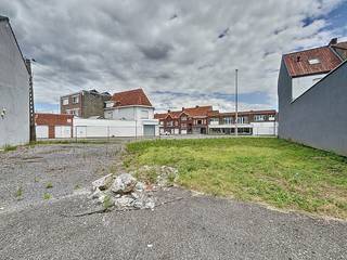 Terrain polyvalent à vendre dans un quartier commercial mais aussi résidentiel sur la Brugsesteenweg à Courtrai. Profitez de l'emplacement...