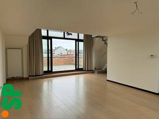 Ruime loft met zeer groot terras te huur op een uitstekende locatie in Wilrijk.Het appartement is gelegen op de tweede verdieping en heeft volgende...