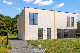 Voor meer info en foto’s, surf naar www.swevers.be – In een rustige buurt te Koersel vind je deze gloednieuwe, instapklare halfopen woning op...