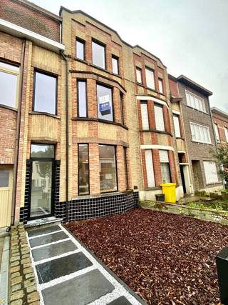 Prachtig gerenoveerde burgerwoning. Dit huis biedt zowel modern comfort als klassieke charme.Inkomhal met een apart toilet, Gezellige zithoek en...