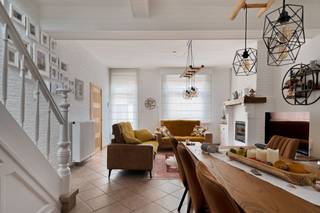 Achter deze karaktervolle gevel in het centrum van Kapellen schuilt een woning die heel wat te bieden heeft. <br />Een royale leefkeuken, een ruime woonkamer, een gezellige veranda en drie slaapkamers. Voeg daar nog een sauna en jacuzzi aan toe en je hebt een thuis waar gezelligheid en comfort mooi samenkomen.<br /><br />De ligging is alvast een grote troef. Je woont hier midden in Kapellen, met winkels, gezellige horecazaken, scholen en het station op korte afstand. Ook sportfaciliteiten en belangrijke verbindingswegen zijn vlot bereikbaar. Zin om even de natuur in te trekken? Het bosgebied De Uitlegger en verschillende mooie wandel- en fietsroutes liggen vlakbij.<br /><br />Binnen verrast de woning met haar aangename ruimtes en warme, huiselijke sfeer. De grote woonkamer biedt alle plaats om gezellig samen te zijn, terwijl de royale leefkeuken uitnodigt om uitgebreid te koken, te tafelen en nog wat langer te blijven zitten. De veranda vormt een fijne extra leefruimte waar je in alle rust kan genieten.<br /><br />Met drie slaapkamers is er bovendien voldoende ruimte voor het hele gezin, een logeerkamer of een plek om thuis te werken.<br /><br />En ook aan ontspanning is gedacht. Met een eigen sauna, jacuzzi en airconditioning geniet je hier van dat tikkeltje extra comfort, gewoon bij je thuis.<br /><br />De huidige eigenaars investeerden niet alleen in wooncomfort, maar ook in de kwaliteit en energiezuinigheid van de woning. Zo werden onder meer de daken aangepakt, bijkomende isolatie voorzien en zonnepanelen geplaatst. Het resultaat is een verzorgde, instapklare woning waar je zonder grote werken je intrek kan nemen.<br /><br />Benieuwd wat er allemaal achter deze gevel schuilt? We laten het je graag ontdekken tijdens een bezoek.<br /><br />BESCHIKBAAR VOORJAAR 2027 - KOOP NOG AAN 2%