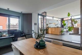 Deze prachtige halfopen bebouwing op een uitstekende locatie in Temse werd recent volledig gerenoveerd en combineert ruimte, comfort...