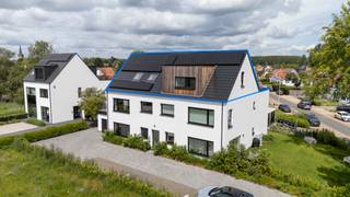 <p>Luxe penthouse met 3 slaapkamers en riant terras van 49 m²</p>
<p>Luxueus en <strong>energiezuinig dakappartement</strong> van ca. 112 m², afgewerkt met hoogwaardige materialen. Gelegen op de tweede verdieping van een <strong>kleinschalig gebouw</strong> dat een totaalrenovatie onderging, waardoor het appartement het comfort en de uitstraling van quasi nieuwbouw combineert met een bijzonder gunstig EPC. Absolute blikvanger is het <strong>uitzonderlijk ruime terras van 49 m².</strong></p>
<p>Verdieping:</p>
<ul>
<li>inkomhal met <strong>gastentoilet en vestiaireruimte</strong>,</li>
<li>stijlvolle <strong>leefruimte op massieve parketvloer</strong> met overvloedige lichtinval dankzij de <strong>grote raampartijen</strong>,</li>
<li>volledig <strong>ingerichte open leefkeuken</strong> voorzien van <strong>kwalitatieve toestellen</strong>,</li>
<li>praktische <strong>bijkeuken/berging met aansluiting voor wasmachine</strong> en extra stockageruimte,</li>
<li><strong>drie volwaardige slaapkamers</strong> afgewerkt met massieve parketvloeren,</li>
<li>moderne b<strong>adkamer uitgerust met inloopdouche en dubbel lavabomeubel</strong>.</li>
</ul>
<p>Terras:</p>
<ul>
<li>uitzonderlijk <strong>ruim dakterras van 46 m²</strong>,</li>
<li>heerlijke buitenruimte met alle <strong>privacy en voldoende plaats voor lounge- en eetgedeelte</strong>,</li>
</ul>
<p>Algemeen:</p>
<ul>
<li><strong>totaalrenovatie</strong> van het volledige gebouw: gevels, dak, isolatie, ramen, leidingen, bezetting, …</li>
<li>energiezuinige ingrijpende energetische renovatie met <strong>E-peil 14</strong>,</li>
<li><strong>centrale verwarming op aardgas</strong>,</li>
<li><strong>aluminium ramen</strong> met hoogrendementsbeglazing,</li>
<li>privatieve <strong>zonnepanelen,</strong></li>
<li>zeer <strong>lage maandelijkse kosten</strong> dankzij afwezigheid van lift,</li>
<li>gezamenlijke <strong>kelderberging</strong> aanwezig,</li>
<li>twee privatieve <strong>autostaanplaatsen inbegrepen</strong> in de prijs (waarde €17.500 per stuk),</li>
<li>aankoop mogelijk aan <strong>2% registratierechten</strong> (onder voorwaarden) – geen btw,</li>
<li>nog circa <strong>4 jaar vrijstelling van onroerende voorheffing</strong>,</li>
<li>stedenbouwkundige inlichtingen in aanvraag.</li>
</ul>
<p>Een instapklaar en luxueus penthouse waar ruimte, licht, energiezuinigheid en hoogwaardige afwerking perfect samenkomen. Ideaal voor wie op zoek is naar comfortabel wonen met een uitzonderlijk terras en alle hedendaagse luxe.</p>