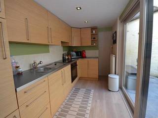 Woning met 3 slaapkamers te huur in hartje Menenbestaande uit:inkomhal, living met open keuken, 3 slaapkamers, badkamer met bad, zolder en koertje...