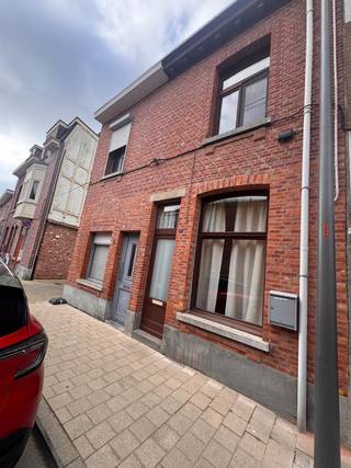 Deze karaktervolle woning combineert een warme uitstraling met een praktische indeling en is gelegen op een centrale, vlot bereikbare locatie in Turnhout. Scholen, winkels, sportfaciliteiten, openbaar vervoer en de E34 bevinden zich in de nabije omgeving. Op het gelijkvloers vindt u een ruime woon- en eetkamer, een keuken, een badkamer, een apart toilet, een vestiaire en een gezellige tuin. De eerste verdieping beschikt over een zeer ruime slaapkamer die eenvoudig kan worden opgesplitst in twee slaapkamers. Op de tweede verdieping bevinden zich nog twee volwaardige slaapkamers. Een ideale woning voor gezinnen of starters die op zoek zijn naar ruimte, charme en een uitstekende ligging. Er zijn zonnepanelen voorzien! Uitweg voorzien achteraan voor fiets of vuilbakken, zeer praktisch!! Voor meer informatie of vrijblijvend plaatsbezoek 0488/60.50.07