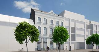 Op een absolute toplocatie in de Stationsstraat 12 te Sint-Niklaas bieden wij <strong>deze prachtige nieuwbouw handelsruimte te huur</strong> aan. Dankzij de centrale ligging, de uitstekende bereikbaarheid en de brede gevel van maar liefst 11 meter geniet dit pand van een maximale visibiliteit en een sterke commerciële, karaktervolle uitstraling.<br />De handelsruimte heeft <strong>een bruikbare oppervlakte van ca. 150 m² en wordt casco opgeleverd,</strong> zodat de ruimte volledig naar eigen wensen en concept kan worden ingericht. Dankzij de uitzonderlijk brede gevel en de ruime etalagemogelijkheden is dit pand ideaal voor ondernemers die op zoek zijn naar een representatieve locatie met een sterke commerciële uitstraling.<br />Het handelspand leent zich uitstekend voor diverse commerciële activiteiten, zoals een kwaliteitsvolle winkel, showroom, dienstverlening, kantoor, een vrij beroep of een zorg- en <strong>beautyconcept. De combinatie van de centrale ligging, de nieuwbouwkwaliteit en het karaktervolle uitzicht maakt dit een unieke opportuniteit in het hart van Sint-Niklaas.<br />De maandelijkse huurprijs bedraagt € 2.500, exclusief de onroerende voorheffing ten laste van de huurder.</strong><br />Interesse? Contacteer ons vandaag nog voor meer informatie of een bezichtiging van dit uitzonderlijke handelspand.