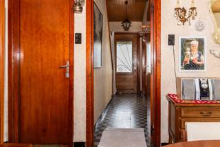 <p>Als je droomt van wonen in het groen, met weidse vergezichten en alle ruimte om van een woning écht jouw thuis te maken… Dan is deze halfopen bebouwing beslist het ontdekken waard.</p>
<p></p>
<p>Gelegen in een bijzonder rustige en landelijke omgeving, tussen de open velden, geniet je hier van prachtige verre zichten en een heerlijk gevoel van ruimte. En toch blijft het centrum van Aalter vlot bereikbaar. Het beste van twee werelden dus: buiten wonen, zonder afgelegen te zijn.</p>
<p></p>
<p>De woning dient gerenoveerd te worden en biedt daardoor heel wat mogelijkheden om ze volledig naar eigen smaak en behoeften in te richten. De indeling omvat momenteel een leefruimte, aparte eetruimte, keuken en een aangename veranda die een mooie verbinding vormt met de tuin en de omgeving.</p>
<p></p>
<p>Op het gelijkvloers vind je de eerste slaapkamer en de badkamer. Op de eerste verdieping zijn er nog eens drie slaapkamers te ontdekken. Bovendien biedt de ruime zolder de mogelijkheid om na afwerking een vijfde slaapkamer, hobbyruimte of extra polyvalente ruimte te creëren.</p>
<p></p>
<p>Ook buiten is er heel wat potentieel. Het perceel is maar liefst 966 m² groot en voelt door de aanpalende open velden en weidse zichten zelfs nog ruimer aan. Een ideale plek voor wie houdt van rust, groen en buitenruimte.</p>
<p></p>
<p>Daarnaast beschikt de woning over een afzonderlijke garage met aansluitende hobbyruimte, wat extra mogelijkheden biedt voor wie graag klust of gewoon nood heeft aan praktische bergruimte.</p>
<p></p>
<p>Goed om te weten: de ramen werden reeds vernieuwd en zijn uitgevoerd in PVC met dubbele beglazing. De woning beschikt momenteel nog niet over centrale verwarming en vraagt een renovatie.</p>
<p>Maar net daarin schuilt de charme: een woning met karakter, ruimte en mogelijkheden, die wacht op iemand met een visie.</p>
<p></p>
<p>Een eigen stukje buitengebied op 966 m², met vier slaapkamers, mogelijkheid tot een vijfde én weidse zichten.</p>
<p></p>
<p>En misschien nog het mooiste: wonen op ‘den buiten’ hoeft niet onbereikbaar te zijn.</p>
<p></p>
<p>Deze woning biedt de mogelijkheid om voor een haalbaar budget een ruime woning te verwerven en ze stap voor stap om te vormen tot jouw ideale thuis.</p>