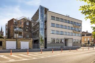 Vous recherchez un bureau prêt à emménager, élégamment meublé et bénéficiant d'un emplacement privilégié ? Ce bureau moderne du complexe LOFT...