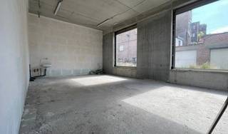 Deze casco ruimte is gelegen op een zeer zichtbare hoek, volledig in te richten naar eigen smaak. Het gelijkvloers is +/- 53m² en er is...