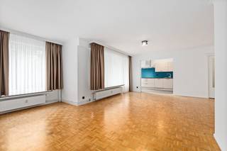 <p><span>Ruim 3-slaapkamerappartement van 120 m² met 2 terrassen en mogelijkheid tot staanplaats</span></p><p><span>Dit aangename appartement van 120 m² met 3 slaapkamers geniet een uitstekende ligging aan de Roest d'Alkemadelaan. U woont er rustig en groen, met verschillende parken en groene zones in de nabije omgeving, maar toch vlak bij winkels, scholen, openbaar vervoer en belangrijke invalswegen. Ook het centrum van Antwerpen is vlot bereikbaar. Een ideale combinatie van ruimte, rust en bereikbaarheid.</span></p><p><span>Indeling</span></p><ul><li><span>Ruime inkomhal op tegelvloer met vestiairekast.</span></li><li><span>Lichtrijke leefruimte op parketvloer, aansluitend op de open keuken en het eerste terras van 9 m².</span></li><li><span>Recent vernieuwde keuken, voorzien van alle comfort.</span></li><li><span>3 slaapkamers: één van 16 m² en twee van 9 m², waarvan twee met toegang tot het terras.</span></li><li><span>Apart toilet.</span></li><li><span>Badkamer met dubbele lavabo, douche, tweede toilet en aansluiting voor wasmachine en droogkast.</span></li></ul><p><span>Extra</span></p><ul><li><span>Vaste kosten: 200/maand voor water, verwarming en onderhoud van het gebouw.</span></li><li><span>Mogelijkheid tot het huren van een autostaanplaats: 150/maand.<br /><br /><br /></span></li></ul>