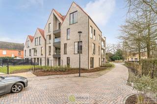 IDEALIS VASTGOED - Exclusief wonen in het bruisende centrum van Lommel. Stap binnen in Residentie Het Burgemeestershuis en beleef hoe comfortabel wonen kan zijn. Wilt u thuiskomen in uw prachtige appartement of woning en omarmt worden door rust en kwaliteit? Dit prestigieuze project bestaat uit 9 luxe appartementen én 5 luxe woningen (laatste te koop!), afgestemd op mensen die willen leven op niveau en baden in kwaliteit.<br />Door het gebruik van volumes en hoogwaardige materialen en leveranciers heeft dit project als geheel een luxueuze uitstraling.<br />Het strakke en verfijnde ontwerp zorgt voor een opvallende verschijning in het straatbeeld van Lommel.<br /><br />Dit heerlijke en volledige afgewerkte/ingerichte appartement beschikt over een zeer ruime en open leefruimte met luxueuze half-open keuken. Verder beschikt het appartement over een prachtige hoofdslaapkamer, tweede slaapkamer, badkamer voorzien van dubbele lavabo en inloopdouche, berging vestiaire en nog een apart toilet. De ondergrondse autostaanplaats en berging zijn middels de lift bereikbaar.<br />•Niveau: Verdieping 2<br />•Slaapkamers : 2<br />•Oppervlakte: 98,6m² (bruto 113m²)<br />•Oppervlakte terras: 19<br /><br />Grond: excl. €85.000,00 – incl. €95.200,00<br />Constructie: excl. €290.000,00 – incl. €350.900,00<br />Totaal: excl. €375.000,00 – incl. €446.100,00<br /><br />Bovenvermelde prijzen zijn inclusief berging en autostandplaats en exclusief notariskosten en aansluitingskosten.<br />- Appartement wordt opgeleverd met maximum E-Peil van E20, is voorzien van extra zonnepanelen én warmtepomp.<br />- Glazen steellook deur<br />- Spatwand keuken betegeld<br />- Volledig geschilderd<br />- Extra lichtpunten mét armaturen inbegrepen<br />- Vitrages en meubels inbegrepen!!<br /><br />Benieuwd naar dit project? Ons IDEALIS Team geeft U met plezier en steeds vrijblijvend de nodige informatie via e-mail , ter plaatse of op ons kantoor te Pelt.<br />Wenst U advies omtrent uw eigen woning? Graag plannen wij vrijblijvend met U een afspraak in om onze expertise met U te delen, steeds tot Uw dienst!!<br />Neem contact op met IDEALIS VASTGOED op 011/515 565 of mail naar info@idealisvastgoed.be!