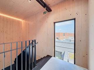 Disposition :- grand espace de bureau ouvert- 2 salles de réunion séparées- toilettes séparéesSi vous le souhaitez, il est également possible de louer un parking souterrain à 150 euros par mois, 7 sont encore disponibles actuellement.Avantages supplémentaires :- bâtiment moderne- situé au cœur d'Anvers- excellent score mobile : 9,7/10Vous recherchez de l'immobilier commercial ou des espaces commerciaux à louer à Anvers ? Contactez-nous pour plus d'informations ou pour une visite sur place à antwerpen@dewaele.com ou au 03.276.76.76 !