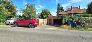 Voor een afspraak bel Kim 0473 72 33 62.<br /><br />Te renoveren woning HOB in Lummen centrum.<br /><strong>Belangrijk !</strong> <strong>Via de garage in de achterliggende Meerlestraat ben je op de gelijkvloerse verdieping zodat je de trap vooraan niet hoeft te gebruiken.</strong><br /><br />Vooraan heb je dus de statige trap naar de voordeur wat aan deze woning toch een bijzondere uitstraling geeft, achteraan is de garage op het niveau van de tuin, de living, de keuken, het gastentoilet, de badkamer en een eerste slaapkamer/bureau.<br />De woning staat aan de rand van het centrum van Lummen met zijn supermarkten, dokters, apothekers, horeca, kleuter, -lagere, en middelbare school, kinderopvang, het bussenknooppunt en alles wat het leven aangenaam en gemakkelijk maakt.<br /><br />De woning ligt op 5 minuutjes wandelen van de sportfaciliteiten waar je kan zwemmen, tennissen, padellen, joggen op de Finse piste, alle zaalsporten kan beoefenen in de sporthal<br />" De Vijfsprong" en waar de kleintjes veilig kunnen spelen in de veilige speeltuin.<br />Hier heb je ook de plaatselijke bibliotheek., <br /><br />Op 5 minuutjes rijden kom je bij de op -en afritten E313/E314.<br /><br /><strong>INDELING:</strong> <br /><strong>Gelijkvloers:</strong> via de inkomhal kom je in de ruime living met veel lichtinval. Aan de living heb je een veranda waar je kan genieten van de gezellige tuin. Via de leefruimte kan je naar de keuken en wasplaats. Verder heb je op het gelijkvloers het gastentoilet, de badkamer met ligbad en een eerste slaapkamer of bureauruimte met zicht op de tuin.( op de eerste verdieping zijn de andere 2 , mogelijk 3 slaapkamers ).<br /><br /><strong>Verdieping:</strong> 3 slaapkamers waarvan in één slaapkamer reeds voorzieningen zijn om een badkamer in te richten. Er is op deze verdieping ook een extra kamertje waar de aansluitingen reeds zijn om een toilet te installeren.<br /><br />Via een vaste trap kom je op de zolderverdieping waar nog uitbreidingsmogelijkheden zijn..<br /><br /><br />Centrale verwarming op aardgas.<br />Ramen hout en dubbel glas.<br />Elektriciteit = niet conform.<br />EPC label F<br />Ligt niet in overstromingsgevoelig gebied.<br /><br />Alle documenten zijn te raadplegen op onze website www.immobennysimons.be