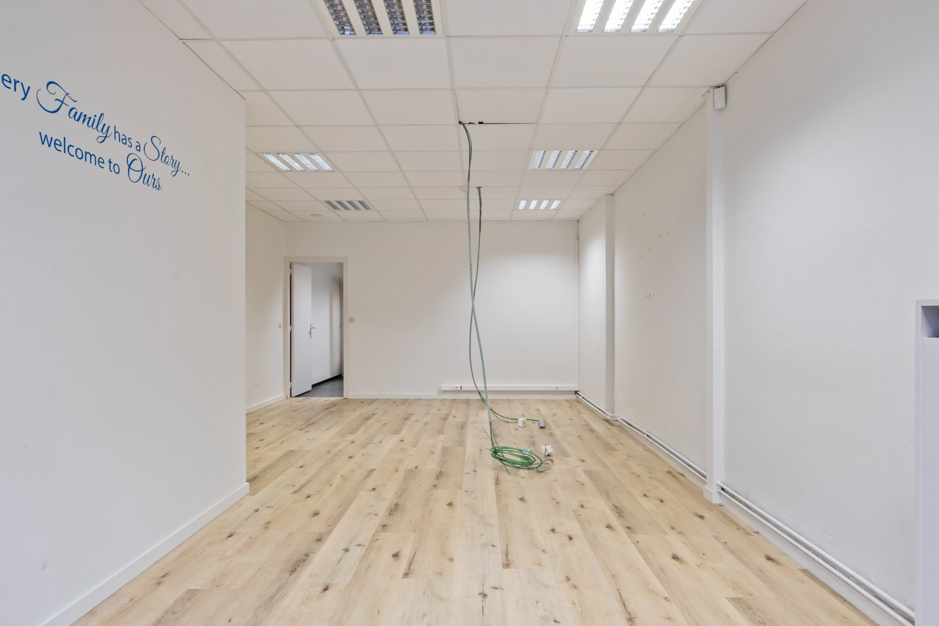 Uiterst commercieel gelegen handelspand in hartje Waregem - foto 3