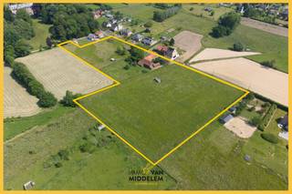 Immo Van Middelem vous propose cette ferme à rénover entièrement, implantée sur une superficie d’environ +/-74a55a (7.455 m²), dans le cadre rural...