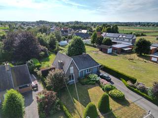 Te renoveren karaktervolle woning<br />Vrijstaande viergevelwoning, gebouwd in 1969 op een perceel van ruim 25 are. <br />Gelegen in een residentiële woonstraat aan de rand van de stad Torhout, grenzend aan Lichtervelde. In de nabije omgeving zijn hoofdzakelijk eengezinswoningen ingeplant. Er is een lage verkeersintensiteit in de straat. De woning is gelegen in de onmiddellijke nabijheid van openbaar vervoer (NMBS knooppunt Lichtervelde) en er is een ruim aanbod aan winkels en diensten in de directe omgeving.<br />Bij het binnenkomen wordt u meteen verwelkomd in de inkomhal met open vide, een statige trap en een gastentoilet.<br />De gezellige woonkamer beschikt over een sfeervolle open haard. Aansluitend bevindt zich de ruime, lichtrijke eetkamer, die dankzij het prachtige uitzicht op de achterliggende tuin een aangename plek vormt om te genieten met familie en vrienden.<br />De ruime keuken geniet eveneens van veel natuurlijk licht en staat in directe verbinding met de wasplaats en de garage. Daarnaast is er vanuit de keuken toegang tot een praktische kelder. Op het gelijkvloers bevindt zich bovendien een aparte bureauruimte, ideaal voor thuiswerk of als hobbykamer.<br />Op de verdieping zijn er drie ruime slaapkamers, een badkamer en een berging/zolderkamer aanwezig.<br />Rondom de woning ligt een tuin waar bomen en heesters een oase van rust creëren en op warme zomerdagen voor heerlijke verkoeling zorgen. Achteraan vervolledigen een moestuin met tunnelserre en een volledig omheinde kippenren dit veelzijdige perceel, dat tal van mogelijkheden biedt voor ontspanning en hobby.<br />Voor meer informatie of een bezoek kan je ons contacteren op 0478/58 65 80.<br />