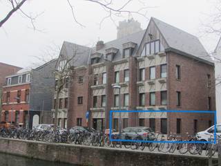 Aangenaam appartement in hartje Mechelen, gelegen op het gelijkvloers.<br />De voorbije jaren werden het dak en de inkomhal van het gebouw volledig vernieuwd, het appartement zelf werd voorzien van een nieuwe keuken en nieuwe ramen met hoogrendementsglas.<br />Indeling: inkomhal met vestiaire, ruime living bestaande uit zithoek en eetkamer, aparte keuken.<br />Badkamer met ligbad, enkele lavabo en toilet.<br />1 ruime slaapkamer met toegang tot een achterliggende veranda + 1 kleine slaapkamer.<br />EPC-score: 316 kWh/(m²jaar).<br />Huurprijs: 900€/maand.<br />Maandelijkse kosten: 45€/maand (onderhoud gebouw + voorschot individueel waterverbruik).<br />Huurwaarborg: 3 maanden.<br />Onmiddellijk beschikbaar.<br />Geen huisdieren - roken niet toegelaten.<br />Individuele meters voor gas, elektriciteit en water.<br />Wenst u meer info of een bezoek ter plaatse? Neem dan contact op met Anne Raets via 0471/57 12 13 of info@buro14.be.