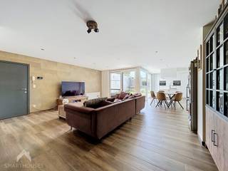 <p>Op zoek naar een veelzijdige woning met tal van mogelijkheden? Deze ruime gezinswoning combineert comfortabel wonen met een afzonderlijke praktijkruimte of studio, ideaal voor een vrij beroep, kangoeroewonen of een zelfstandige activiteit. <br />Via de inkomhal bereikt u de praktijkruimte met aansluitend een kamer en een badkamer, uitgerust met een inloopdouche, lavabo en toilet. Deze ruimte kan volledig naar eigen wens worden ingericht. Verder is er een apart gastentoilet en een extra kamer met uitzicht op de tuin, perfect als slaapkamer, bureau of hobbyruimte. <br />De lichtrijke leefruimte met gezellige zit- en eethoek sluit naadloos aan op de volledig geïnstalleerde open keuken en biedt een prachtig zicht op de tuin. Daarnaast beschikt de woning over een ruime, droge kelder. <br />Op de eerste verdieping bevinden zich drie slaapkamers en een comfortabele badkamer met ligbad, inloopdouche, dubbele lavabo en toilet. Buiten geniet u van een ruime, zonnige tuin met terras en tuinhuis. Een ideale woning voor gezinnen of wie wonen en werken moeiteloos wil combineren.</p>
Extra troeven<br /><br />
<ul>
<li>EPC B</li>
<li>geïsoleerde zolder</li>
<li>nabij scholen, winkels en opbaar vervoer</li>
<li>instapklaar</li>
</ul>
<br />Deze woning is te koop ZONDER makelaar via het concept van Smart Houses. Wenst u verdere inlichtingen of een bezoek? Contacteer rechtstreeks de eigenaar via 0472/42.92.90