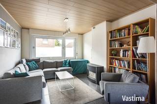 Gezellig wonen begint hier! Deze leuke halfopen woning combineert een prachtige tuin, verrassend veel ruimte en een vlotte ligging met het grote voordeel dat heel wat belangrijke renovaties al achter de rug zijn.<br /><br />Met een bewoonbare oppervlakte van 146 m² en een perceel van 5a50 krijg je hier alvast een mooie basis. Bovendien parkeer je zonder gedoe tot drie wagens voor en naast de woning. Altijd handig voor een gezin, bezoekers of gewoon wanneer iedereen straks zijn eigen wagen heeft.<br /><br />Binnen word je verwelkomd in de inkomhal met apart gastentoilet. Van daaruit kom je in de lichtrijke open leefruimte waar zit- en eetgedeelte mooi in elkaar overvloeien. Grote troef? Vanuit de leefruimte én de geïnstalleerde keuken kijk je rechtstreeks uit op de tuin en stap je zo naar buiten.<br /><br />En die tuin mag gezien worden. Veel groen, voldoende ruimte voor spelende kinderen, een gezellige barbecue of gewoon languit genieten zodra de zon zich laat zien. Een handige berging maakt de woonbeleving compleet.<br /><br />Op de eerste verdieping bevinden zich vandaag twee slaapkamers, waarvan 1 met luchtlucht warmtepomp, en een aparte bureauruimte. Maar daar stopt het verhaal niet. Dankzij de nieuwe vaste trap vanuit het bureau bereik je de zolder, waardoor de woning relatief eenvoudig kan meegroeien naar drie of zelfs vier slaapkamers.<br /><br />Ook technisch werd er de voorbije jaren niet stilgezeten. Zo werden onder andere de keuken, badkamer, het dak en de dakisolatie reeds aangepakt. Er resten nog een beperkt aantal opfrissingswerken, maar de grote basis is er.<br /><br />Met een EPC-score van 307 kWh/(m² jaar) – label D – geldt bovendien geen renovatieverplichting, asbestveilig en ook de elektrische installatie is conform. Het beperkte kadastraal inkomen van € 674 is mooi meegenomen.<br /><br />Tot slot zit ook de ligging goed: vlot richting centrum Aalst en belangrijke verbindingswegen, terwijl je thuis volop geniet van groen en je eigen tuin.<br /><br />Zie jij jezelf hier al wonen? Contacteer Vastima en plan jouw bezoek.