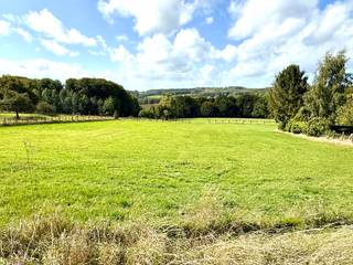 Bouwgrond van 15a04ca met een UNIEK ZICHT! Deze bouwgrond is prachtig gelegen, genietend van de magnifieke uitzichten op groen. <br />Mogelijkheid bijkopen achterliggende weide (tevens toegang via andere straat). <br /><br />Een UNIEKE KANS voor wie op zoek is nr RUST en privacy met prachtige zichten op groen.