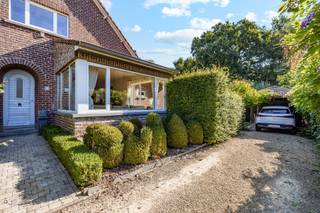 <p><span>INSTELPRIJS - Charmante woning met zuidgerichte tuin en bosrijke omgeving in Affligem</span></p><p><span>Op zoek naar een gezellige woning met veel ruimte, een zonnige tuin en een groene omgeving? Deze aangename woning, gelegen in de Bellestraat 51 te Affligem, biedt een mooie combinatie van comfort, ruimte en rust.</span></p><p><span>De woning beschikt over 2 slaapkamers, 2 toiletten en een praktische indeling. Op het gelijkvloers vindt u een ruime woonkamer met open keuken, een douchekamer en een apart toilet. Op de eerste verdieping bevinden zich de badkamer en de twee slaapkamers.</span></p><p><span>Een absolute troef is de zuidgerichte tuin en het aansluitende terras, waar u volop kunt genieten van de zon. Achteraan grenst de woning aan een bosrijk gebied, wat zorgt voor een bijzonder aangename, groene en rustige omgeving.</span></p><p><span>Ook qua ligging is deze woning bijzonder interessant. Scholen, winkels en dagelijkse voorzieningen bevinden zich in de nabije omgeving. Dankzij de vlotte verbinding met de E40 zijn zowel Brussel, Gent als andere omliggende steden gemakkelijk bereikbaar. Ideaal voor wie rustig wil wonen, maar toch een goede bereikbaarheid belangrijk vindt.</span></p><p><span>Daarnaast beschikt de woning over een ruime carport met plaats voor meerdere auto's, ideaal voor gezinnen of wie extra parkeergelegenheid wenst.</span></p><p><span> </span></p><p><span>Voor meer informatie of een bezoek contacteert u Timothy van Immo Zone op 0474/ 41. 28. 40.</span></p><p><span> </span></p>