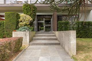 <p>Dit appartement op de gelijkvloerse verdieping rechts (bewoonbare oppervlakte van +/- 100m²) is gelegen in een groene omgeving in het centrum van Strombeek-Bever, op wandelafstand van winkels en openbaar vervoer. Het appartement bestaat uit een inkomhal, een leefruimte (parket) met sierhaard, een volledig ingerichte keuken met toegang tot de gemeenschappelijke tuin van het gebouw, een nachthal met aparte wc en vestiaire, een douchekamer, 3 slaapkamers (12m², 12m² en 14m²) die allemaal uitgeven op het terras achteraan. Daarnaast beschikt het appartement over een individuele kelder. Een afgesloten garagebox kan afzonderlijk aangekocht worden aan 30.000 EUR. EPC: D.</p>