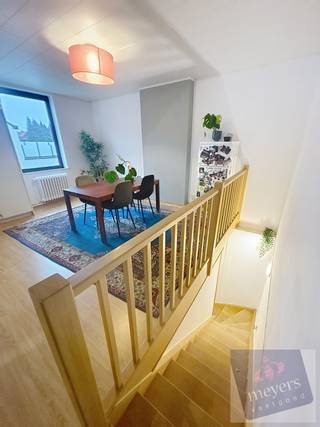 Op zoek naar een lichtrijk en instapklaar duplex appartement in een rustige buurt vlakbij het bruisende centrum van Hasselt? Dit gezellige...