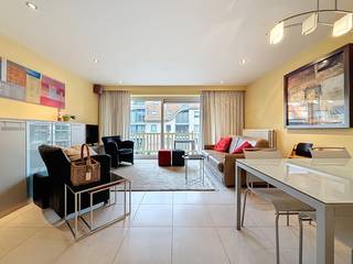 Instapklaar en volledig gemeubeld appartement type doorloper, centraal gelegen in Nieuwpoort-Bad, op korte wandelafstand van de vaargeul, de promenade en tal van winkels en horecazaken.<br />Het appartement omvat een inkomhal met apart toilet, een ruime en lichtrijke woonkamer met open keuken en aanpalende berging. Vanuit de leefruimte heeft u toegang tot het zongerichte terras met mooi zicht op de vaargeul en de schildpad.<br />Verder beschikt het appartement over een badkamer met ligbad en dubbele wastafel en twee volwaardige slaapkamers, waarvan één met toegang tot een tweede terras aan de achterzijde van het gebouw. <br />Tot slot is er een gemeenschappelijke fietsenberging voorzien op -1 verdieping, met een praktische fietslift voor extra comfort.<br />Een ideale woonst of tweede verblijf aan zee, volledig instapklaar en klaar om meteen van te genieten.