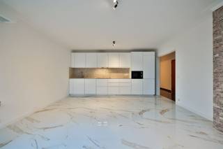 Op de grens Borgerhout / Berchem  in de wijk Groenenhoek, vinden we dit lichtrijk en volledig vernieuwd hoekappartement met 3-slpk.Restaurants,...