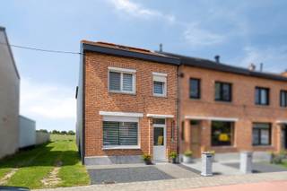 Deze rijwoning werd in 2018 grondig gerenoveerd en geniet daardoor van een gunstige EPC (B-label), conforme elektriciteit en bovendien werd de woning asbestveilig verklaard. <br /><br />We betreden de woning via de inkomhal, die toegang geeft tot de moderne, ruime benedenverdieping. De woonkamer, eetplaats en moderne keuken vormen een open geheel, wat voor veel ruimtelijk gevoel zorgt. Er is ook een berging en een gastentoilet. <br /><br />Op de eerste verdieping zijn er 2 slaapkamers en is er een vernieuwde badkamer met bad én douche. Op de bovenste verdieping is er dan nog een derde slaapkamer onder een verlaagd plafond. Buiten is er een omheinde buitenruimte met bijgebouw. <br /><br />Pandenjagers is een innovatief vastgoedkantoor en kiest bewust voor een unieke en transparante aanpak. Bij ons bestaat de totale aankoopprijs altijd uit twee duidelijke onderdelen: de adviesprijs die bovenaan in de advertentie vermeld staat, plus onze vaste commissie van 10.000 euro incl. BTW. Dankzij deze open prijsstructuur krijgt u als koper vanaf het eerste moment een eerlijke inkijk hoe de totale prijs van het pand tot stand is gekomen. <br /><br />Contacteer ons voor een bezoek via 015/677.000 of info@pandenjagers.be.