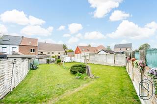 CHARMANTE knusse WONING met TUIN - zeer rustig en aangenaam gelegen nabij het MUZIEKBOS! Indeling: inkom/bureauruimte, dubbele leefruimte met...