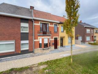<br /><br />GEZELLIGE GESLOTEN BEBOUWING met KOER en BERGRUIMTE, gelegen te Oudenaarde. Dankzij haar BETAALBAAR KARAKTER vormt deze woning de IDEALE STARTERSWONING, maar ook een INTERESSANTE INVESTERING (momenteel verhuurd). De woning geniet van een CENTRALE LIGGING nabij het CENTRUM van Oudenaarde, met winkels, scholen en openbaar vervoer op KORTE AFSTAND.<br />Via de inkomhal heeft u toegang tot de gezellige woonkamer, aansluitend de ingerichte keuken en badkamer. De 1ste verdieping omvat 2 slaapkamers, en via een vaste trap bereikt u de zolderverdieping, die nog kan worden afgewerkt en zo extra mogelijkheden biedt.<br />Buitenshuis beschikt de woning over een stadskoer met extra bergruimte, ideaal voor fietsen of opslag.<br /><br />Adres: Nederenamestraat 304, 9700 Oudenaarde<br /><br />EPC: 255 kWh/m², G-score en P-score D, Geen renovatieverplichting van toepassing
