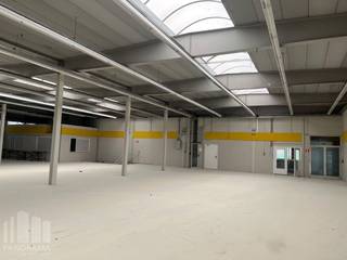 New custom-built industrial property for sale on a 11,200 m² plot in Herentals.<br />Exceptionally located along the Albert Canal, just 270 m from the busy Ringlaan (R15) with immediate access to the E313 motorway.<br /><br />Thanks to its location along a major access road, the site enjoys outstanding visibility. Situated between the Albert Canal and the Bocholt–Herentals Canal, directly opposite the new bridge on Herenthoutseweg, the property offers a unique and open view of the canal.<br /><br />The entire project can be fully customized (loading docks, sectional doors, clear height, with or without offices, etc.) to meet the specific requirements of the buyer, from the layout of the warehouse space to the parking facilities.<br />In addition, retaining and renovating the existing building is also a fully viable alternative. The existing property includes storage space with offices.<br /><br />Within the applicable zoning plan, various construction options are permitted, making the plots ideally suited for a wide range of activities such as storage, distribution, production, or logistics.<br /><br />Contact <strong>PANORAMA B2B</strong> for more information, plans, or to schedule a non-binding site visit via <strong>011 220 500.</strong>
