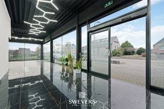 Voor meer info en foto’s, surf naar www.swevers.be – In Houthalen-Helchteren vind je dit ruime pand met een combinatie van commerciële ruimte en...