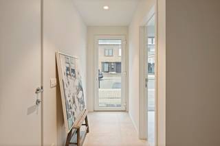 [[ DIT PAND NEEMT DEEL AAN DE ERA OPEN HUIZEN DAG OP 19/9 VAN 13:00 TOT 14:00 ]]
<p>Te koop: moderne gesloten bebouwing in Ooigem, centraal gelegen nabij belangrijke invalswegen.</p>

<p> </p>

<p>Deze nieuwbouwwoning uit 2025 combineert hedendaags wooncomfort met een energiezuinig BEN-concept. De stevige en duurzame staalconstructie zorgt voor een kwalitatieve basis en een moderne uitstraling. Dankzij de gunstige ligging in het centrum van Ooigem geniet u van een vlotte bereikbaarheid richting omliggende gemeenten en verbindingswegen. Met vier slaapkamers, een bureel en een tuin van ongeveer 100 m² biedt deze woning heel wat ruimte voor gezinnen of wie wonen en werken wil combineren. Een interessante opportuniteit voor wie een energiezuinig huis wil kopen in West-Vlaanderen.</p>

<p> </p>

<p>• Inkomhal met toegang tot de verschillende leefruimtes<br />• Ruime living met aangename lichtinval<br />• Volledig geïnstalleerde keuken met praktische indeling<br />• Bureel geschikt voor thuiswerk of hobbyruimte<br />• Berging voor extra opslagruimte<br />• Garage met directe toegang tot de woning<br />• 3 slaapkamers + zeer ruime zolder die nog kan afgewerkt worden tot slaapkamer<br />• Nachthal die de slaapvertrekken verbindt<br />• Tuin van 100 m² met noord-oostelijke oriëntatie<br />• Twee aparte toiletten</p>

<p>Deze nieuwbouwwoning kan aangekocht worden met 6%BTW!</p>

<p>• BEN woning met energiezuinig wooncomfort<br />• Duurzame staalconstructie met kwalitatieve afwerking<br />• Op de verdieping is in iedere slaapkamer airco voorzien</p>

<p> </p>

<p>Neem vandaag nog contact op met je ERA-makelaar voor een bezoek.</p>

<p> </p>

<p>JOUW DROOMHUIS. ZO GEVONDEN!</p>