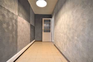 <p><span>Charmante rijwoning in centrum gemeente</span></p><p><span> </span></p><p><span>Perfect gelegen woning in centrum gemeente en toch vlakbij natuur (overzetboot, fietsroutes, ...)</span></p><p><span>Indeling op glijkvloers : inkomhal, ruime living (met nieuwe laminaat), grote gezellige volledig ingerichte leefkeuken voorzien van veel kastruimte en alle toestellen met zicht op afgesloten koer, grote berging, bergruimte onder trap</span></p><p><span>Op eerste verdieping : hal, 2 slaapkamers, badkamer in industriële stijl met ligbad en douche, aparte toilet, zolderkamer.</span></p><p><span> </span></p><p><span>Centrale verwarming met aardgas voorzien in alle ruimtes.</span></p><p><span> </span></p><p><span>Beschikbaar : 01/11</span></p><p><span> </span></p><p><span>Verdere info of een bezoek ter plaatse contacteer Immo Twins 052/.55.55.55 of info@immotwins.be</span></p>
