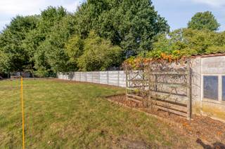 Totaal te renoveren woning met garagebox en ruime tuin
Op zoek naar een renovatieproject op een bijzonder rustige locatie? Deze woning met ca. 91 m² bewoonbare oppervlakte is gelegen in tweede lijn en biedt heel wat mogelijkheden om volledig naar eigen smaak te worden ingericht.
Op het gelijkvloers beschikt de woning over een inkomhal, eetplaats, salon, keukenruimte en badkamer. De eerste verdieping omvat twee slaapkamers, een badkamer en een inrichtbare zolderruimte die bijkomende mogelijkheden biedt.
Buiten geniet u van een leuke tuin van ca. 340 m² met een aangenaam uitzicht op het achterliggende groen. De afzonderlijke garagebox vormt een bijkomende troef en biedt praktische parkeer- of bergruimte.
De woning bevindt zich momenteel in niet-bewoonbare staat en dient volledig gerenoveerd te worden. Het betreft dan ook een totaalrenovatie, ideaal voor wie op zoek is naar een project met potentieel en de woning volledig volgens eigen wensen wil vormgeven. De renovatieverplichting is van toepassing.
Het naastgelegen perceel geniet een recht van doorgang.
Wenst u meer informatie of een bezoek ter plaatse? Aarzel niet ons te contacteren via Laurens@immoaccenta.be.