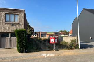Nabij het centrum, scholen, sportfaciliteiten en winkels wordt dit perceel bouwgrond met zuidwestgeoriënteerde tuin verkocht. Straatbreedte:...